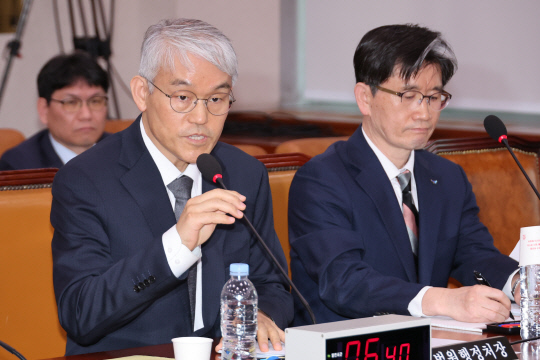 천대엽 법원행정처장이 12일 서울 여의도 국회에서 열린 법제사법위원회 전체회의에서 윤석열 대통령의 구속 취소 결정과 관련한 질의에 답하고 있다. 연합뉴스